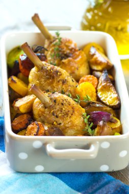 Sebze ve otlar ile pişmiş tavuk budu