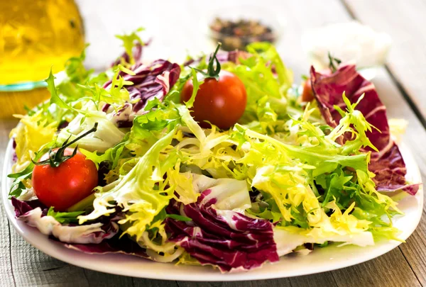 Frischer Frühlingssalat — Stockfoto