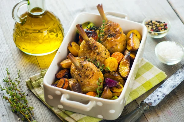 야채와 허브와 함께 구운된 닭 다리 — 스톡 사진