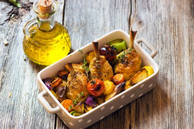 Sebze ve otlar ile pişmiş tavuk budu