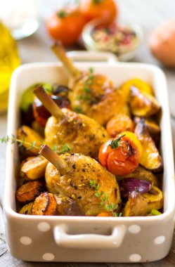 Sebze ve otlar ile pişmiş tavuk budu