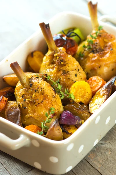 Patas de pollo al horno con verduras y hierbas — Foto de Stock