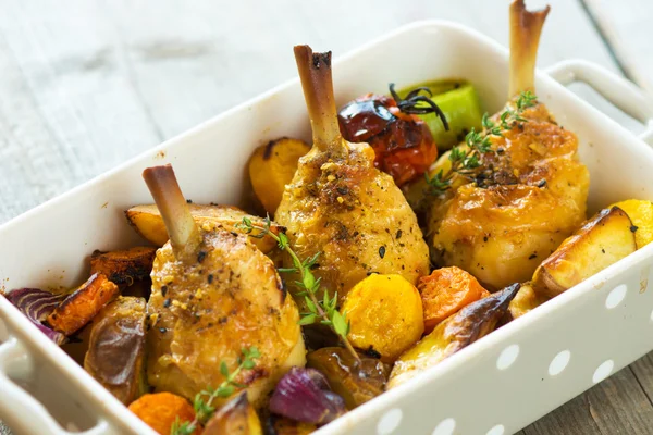 Gambe di pollo al forno con verdure ed erbe aromatiche — Foto Stock