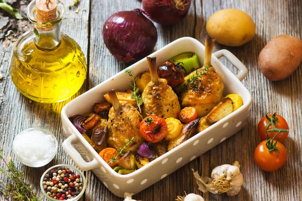 Sebze ve otlar ile pişmiş tavuk budu