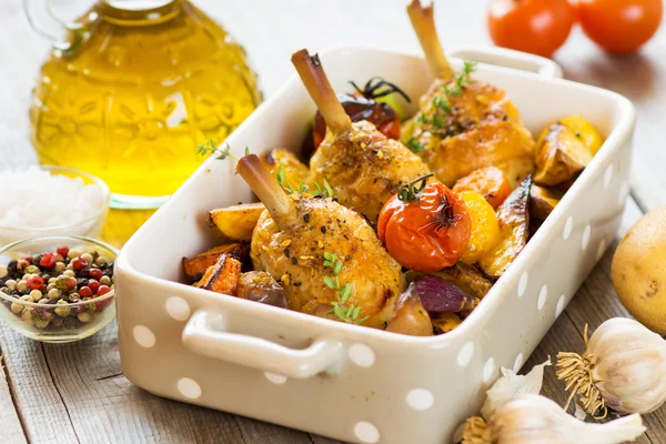 Patas de pollo al horno con verduras y hierbas — Foto de Stock