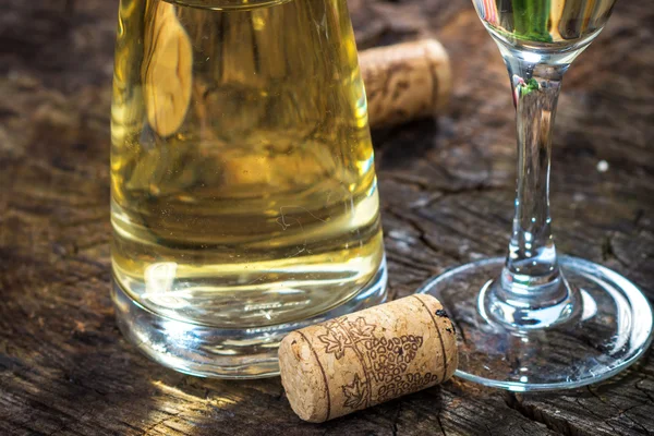 Vino blanco y corchos — Foto de Stock