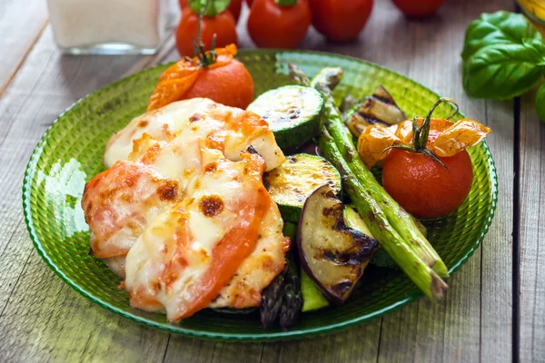 Pollo con mozzarella, tomate y verdura —  Fotos de Stock