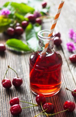 Ev yapımı vişne suyu