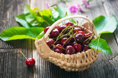 Tahta masada taze kirazlar.