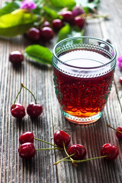 Домашний вишневый сок — стоковое фото