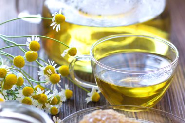 Cam bardak papatya çayı