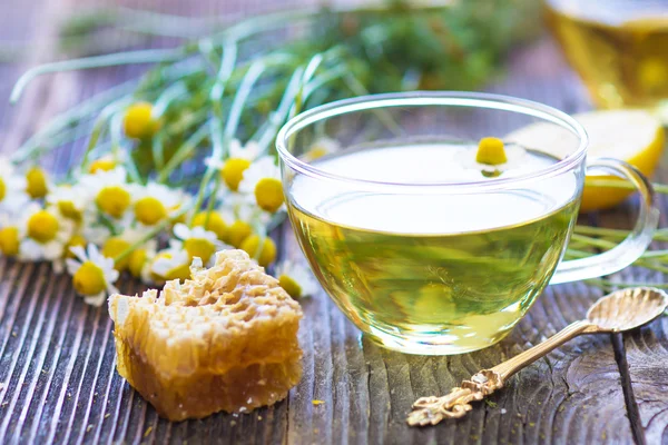 Té de manzanilla en taza de vidrio —  Fotos de Stock