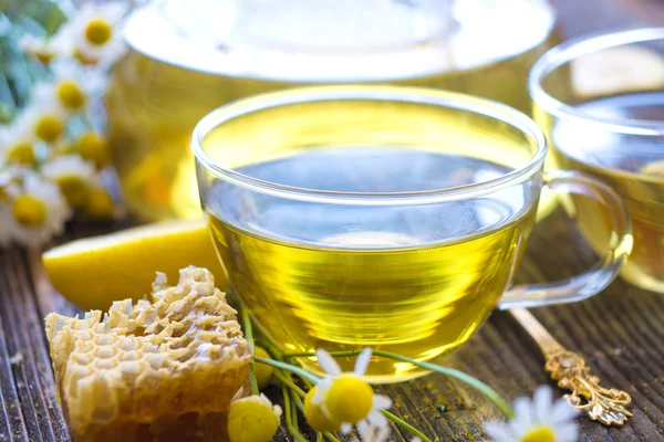 Té de manzanilla en tazas de vidrio —  Fotos de Stock