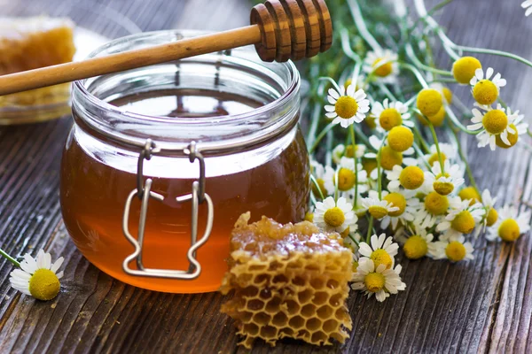 Glasburk med golden honey — Stockfoto