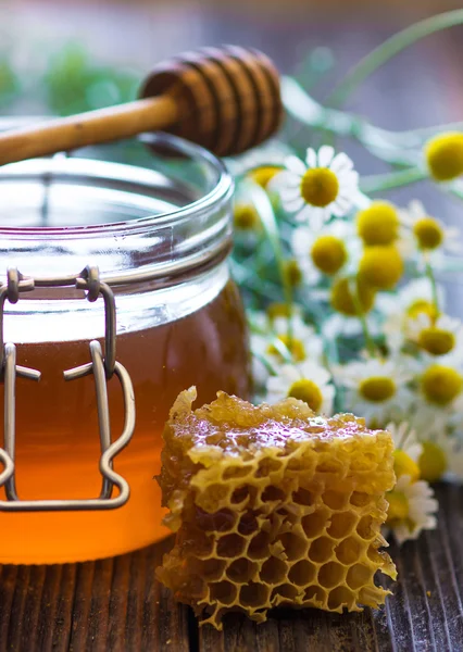 Glasburk med golden honey — Stockfoto