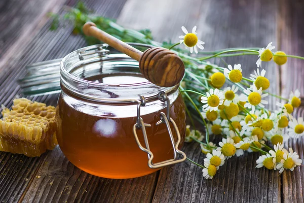 Glazen pot met gouden honing — Stockfoto