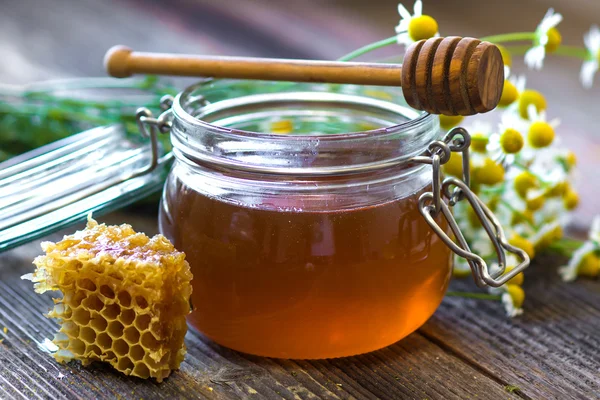 Glazen pot met gouden honing — Stockfoto