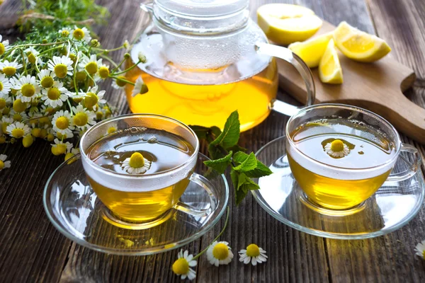 Té de manzanilla en tazas de vidrio —  Fotos de Stock