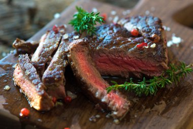 Kırmızı ızgara hissesi otlar ile