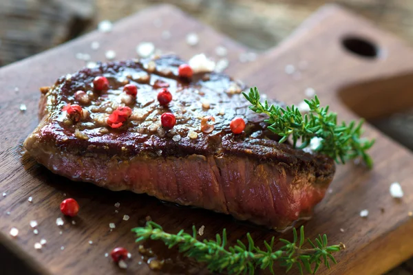 Rote gegrillte Pfanne mit Kräutern — Stockfoto