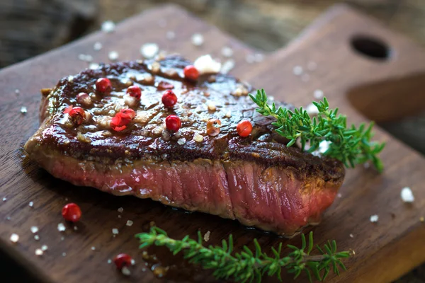 Rote gegrillte Pfanne mit Kräutern — Stockfoto