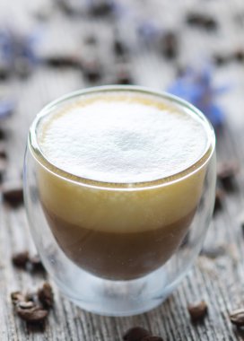 Fincan cappuccino ve kahve çekirdekleri ile