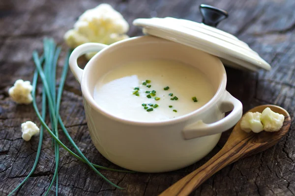 Cremige Blumenkohl-Suppe — Stockfoto