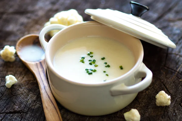 Cremige Blumenkohl-Suppe — Stockfoto