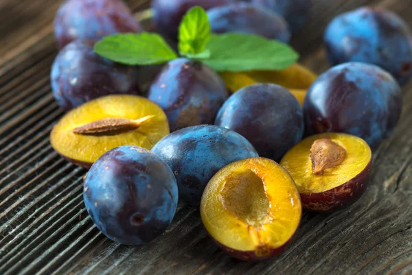 Fresh plums with leaves — Stock Photo, Image