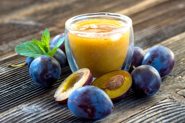 Glas mit Pflaumen-Smoothie — Stockfoto