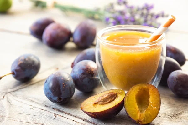 Glas mit Pflaumen-Smoothie — Stockfoto