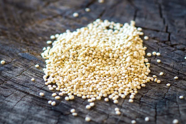 Raw organic quinoa seeds — Stock Photo, Image