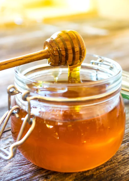 Skleněná sklenice medu — Stock fotografie