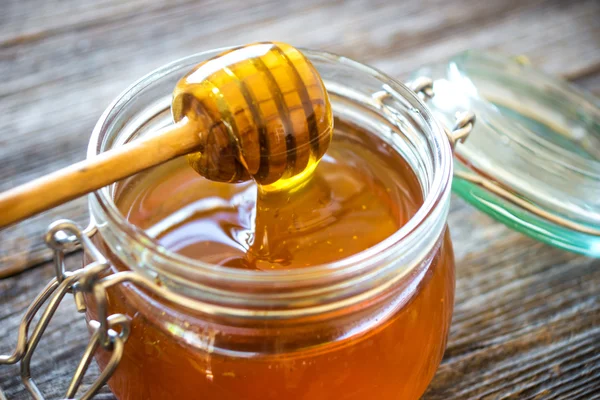 蜂蜜のガラス瓶 — ストック写真