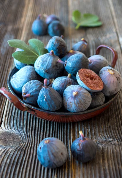 Fresh figs in metal plate — Stock Photo, Image