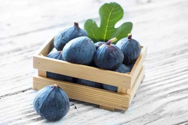 Figs with green leaf — Stock Photo, Image