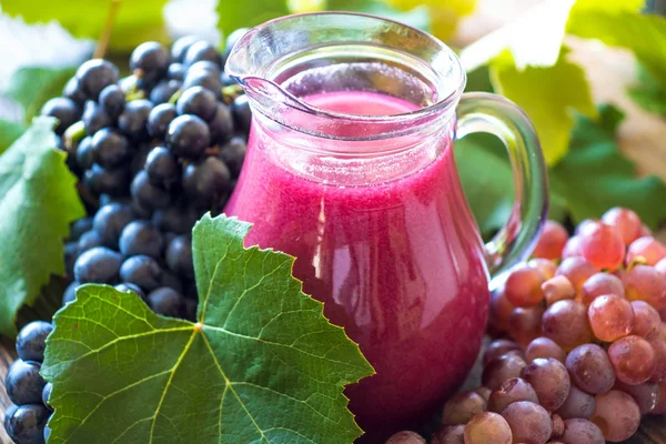 Fresh grapes and juice — Stock Photo, Image