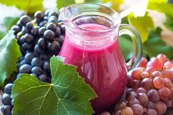 Fresh grapes and juice — Stock Photo, Image