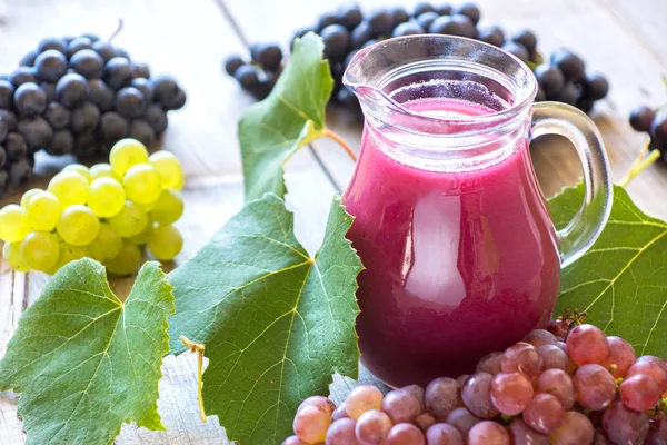 Frische Trauben und Saft — Stockfoto