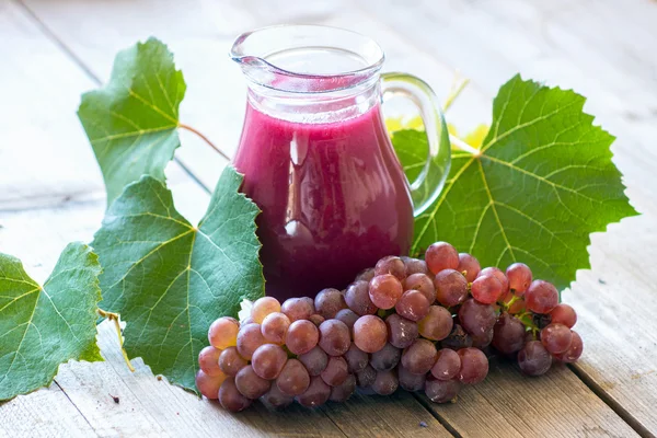 新鲜的葡萄和果汁 — 图库照片
