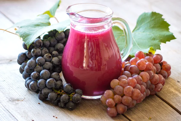 Frische Trauben und Saft — Stockfoto