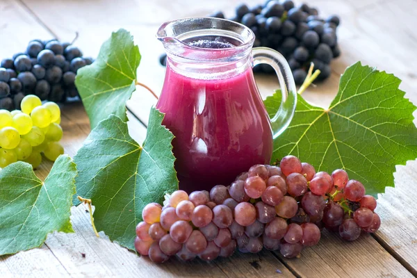 新鲜的葡萄和果汁 — 图库照片