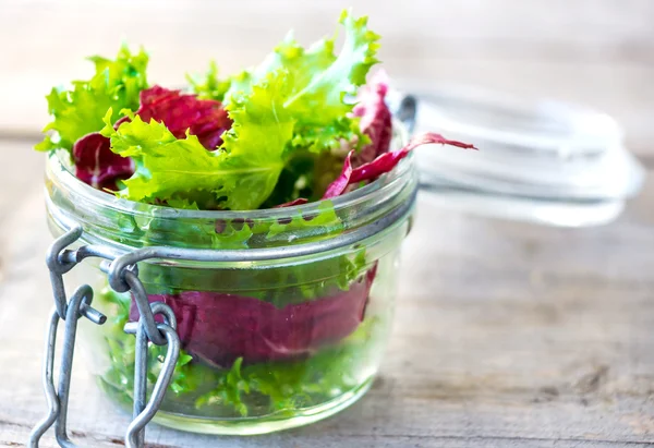 Délicieuse salade dans un pot en verre — Photo