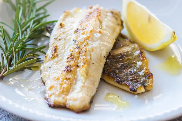 Filete de pescado a la parrilla — Foto de Stock