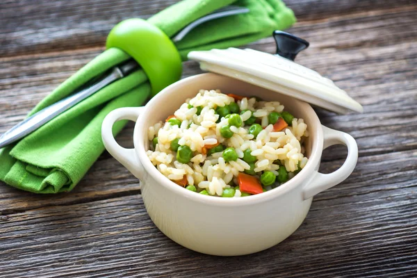 Рис с овощами на белой сковороде — стоковое фото