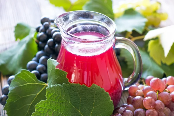Свіжий виноград і сік — стокове фото