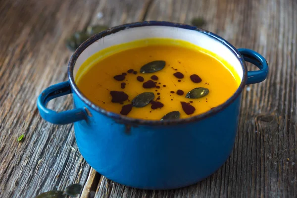 Kürbissuppe in blauer Metallpfanne — Stockfoto