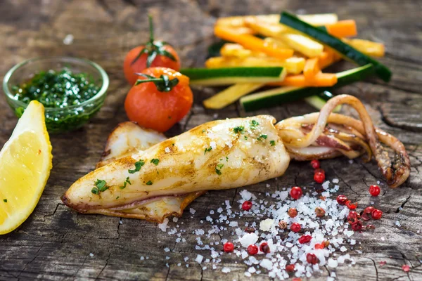 Calamar a la parrilla con verduras — Foto de Stock