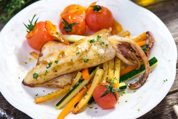 Grilled squid with vegetables — Stock Photo, Image