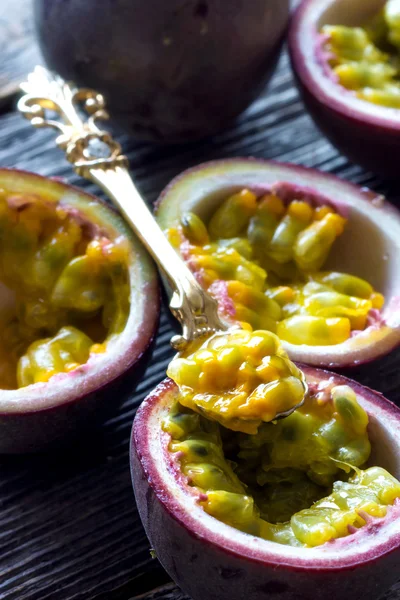 Frutas de la pasión y cuchara decorativa —  Fotos de Stock